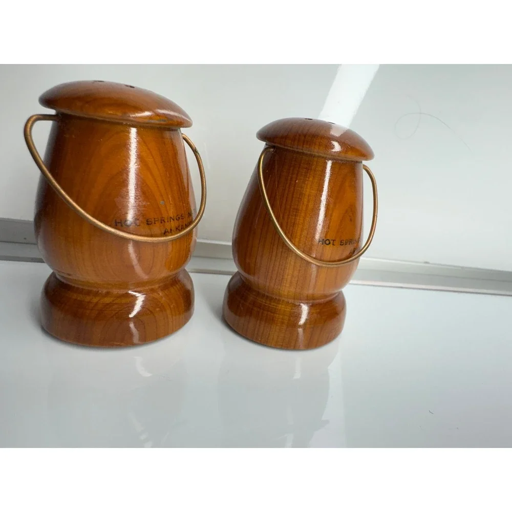 Vintage Wooden Salt Pepper Shakers Virginia Maple‎ Leaf Design Souvenir Kitchen